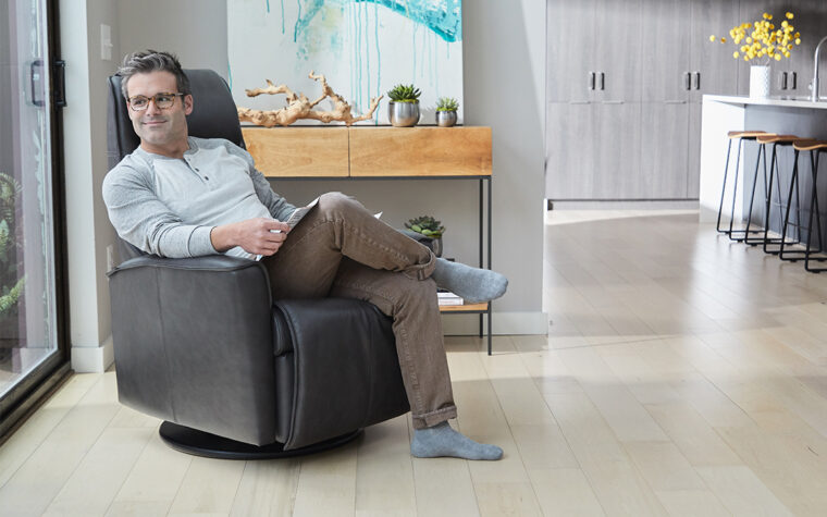 Man sitting in Fjords Urban Recliner Chair in SL Storm