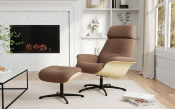 Fjords Recliner, Falcon, in AL Brown Leather, Nature on Oak, and Black Base in living room.