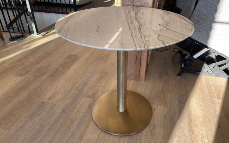 Round pedestal table